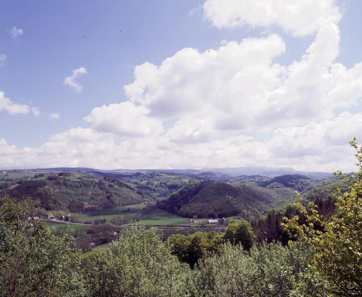 Vue générale de la vallée de la Burande depuis la route de Bagnols. La commanderie s'élevait au débouché du vallon de gauche, le long de l'ancienne route royale de Clermont à Aurillac.