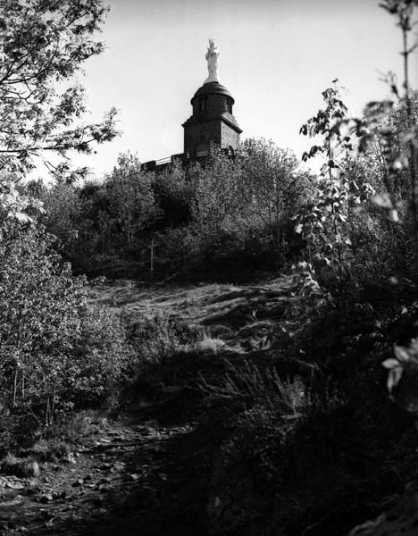 Vue de la chapelle depuis l'autel en plein-air