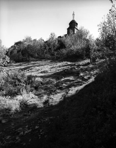 Vue de la chapelle depuis l'autel en plein-air