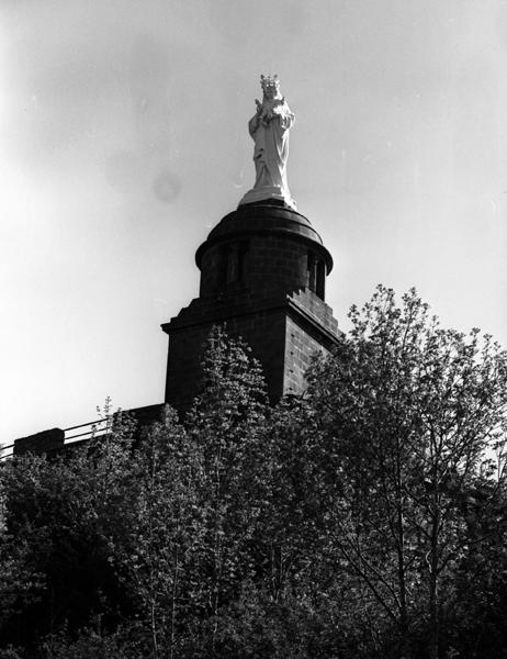 Vue de la façade ouest et de la Vierge à l'enfant en fonte qui remplace la statue primitive en pierre