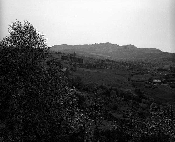 Paysage à l'est de la colline de Natzy, vue sur le massif du Sancy