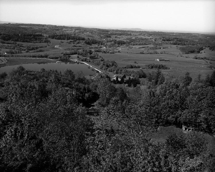 Paysage pris vers le sud-ouest. A l'horizon, le plateau du Puy de Bort qui domine Bort-les-Orgues.