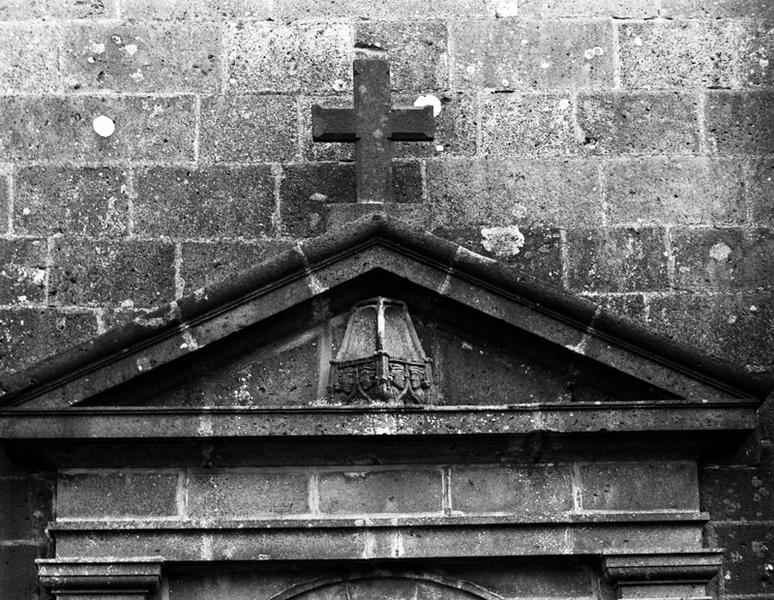 Détail du fronton du portail d'entrée