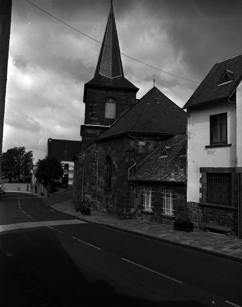 Vue générale de l'église et de la sacristie, depuis l'est