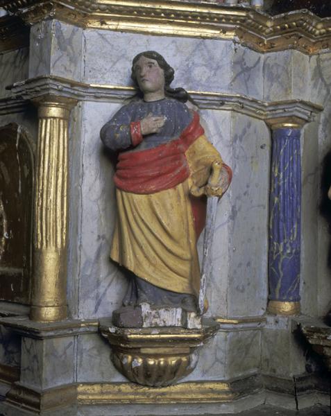 Vue générale de la statue d'une sainte à l'épée