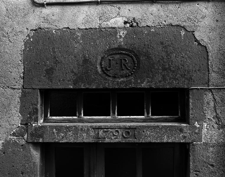 Détail du linteau de porte du premier logis
