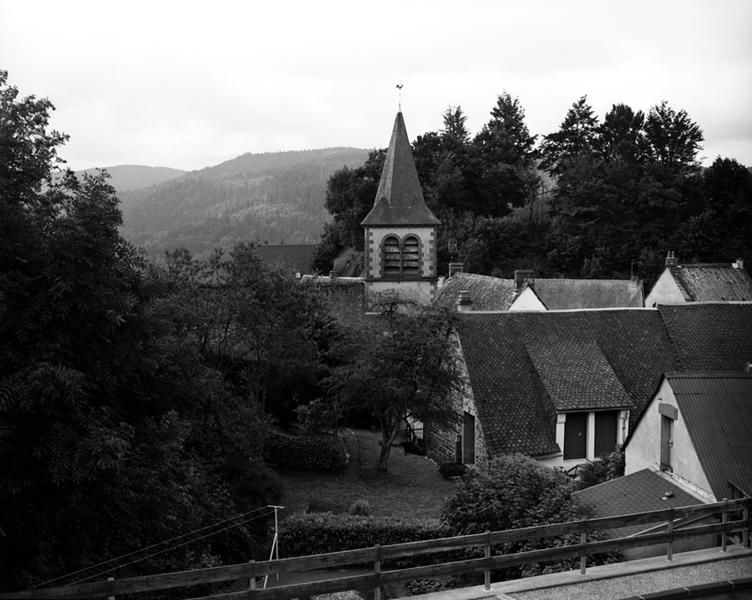 Vue générale de l'église dans le site, depuis le nord