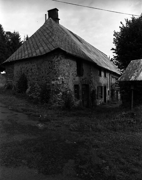 Vue générale de l'ancienne forge de La Vialette (à gauche sur la photo).