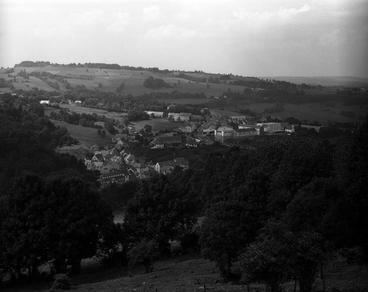 Vue générale de Rochefort-Montagne depuis le hameau des Granges, à l'est.