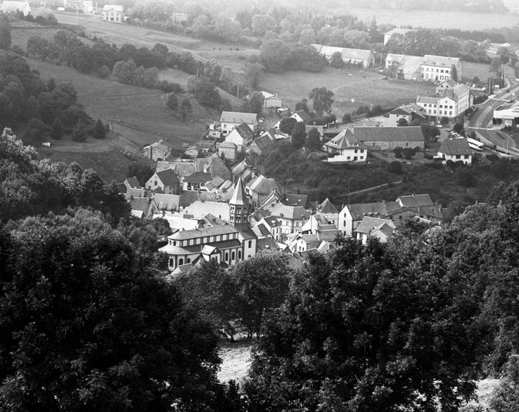 Vue générale du quartier de l'église à Rochefort-Montagne depuis le nord-est.
