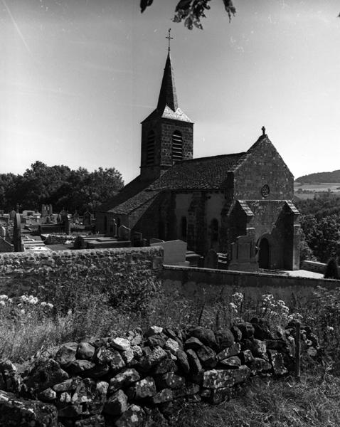 Vue générale de l'église et du cimetière, depuis l'ouest