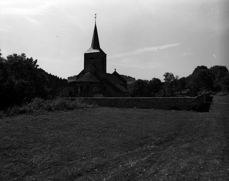 Vue générale de l'église et du cimetière, depuis le nord-est