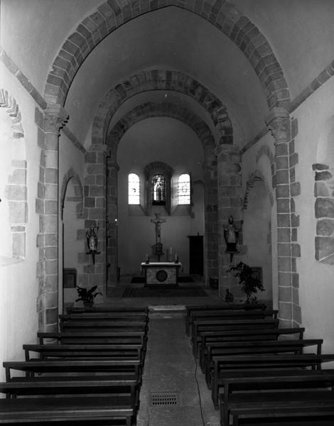 Vue générale de la nef et du choeur, depuis l'entrée