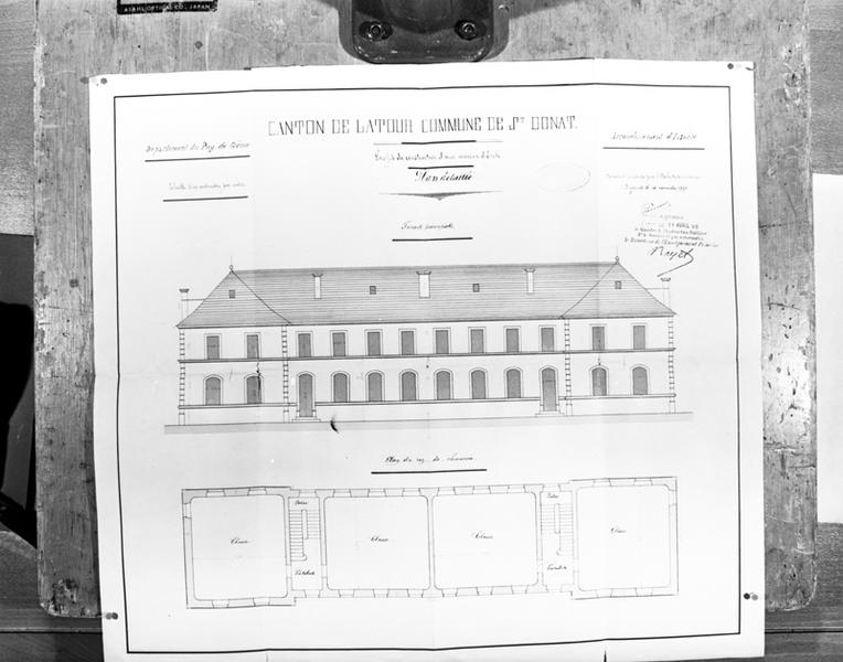 'Projet de construction d'un lavoir au chef-lieu d'Avèze ; plan et coupe ; daté et signé : 30 juin 1909, Labérine'