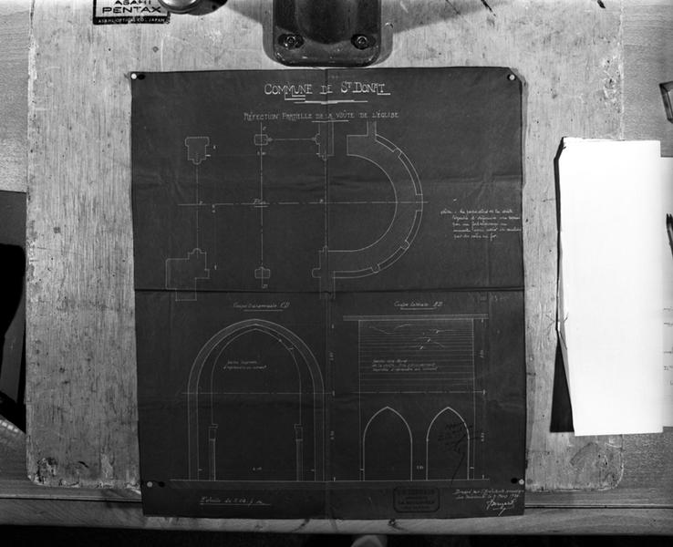 'Réfection partielle de la voûte de l'église, plan signé : Bernard, architecte ; daté du 3 mars 1920. Le plan porte la mention : « la partie nord de la voûte, lézardée et déformée, sera reprise par un fort crépissage en ciment, après avoir été consolidée par des coins en fer ».'