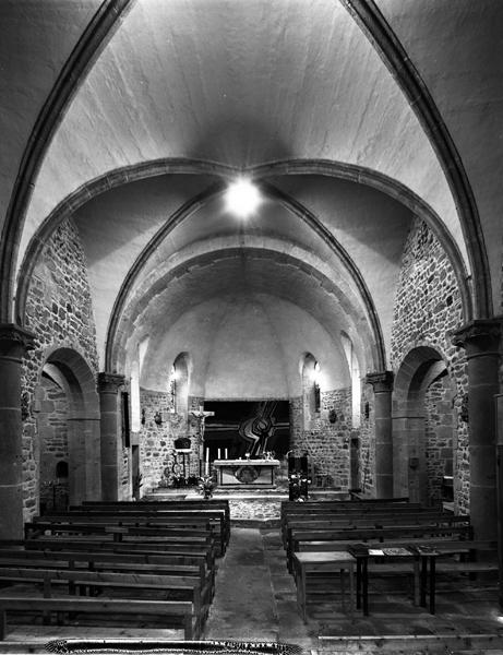 Vue générale de la nef et du choeur, depuis l'entrée