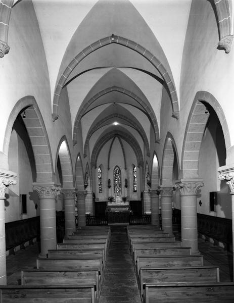 Vue générale de la nef et du choeur, depuis l'entrée