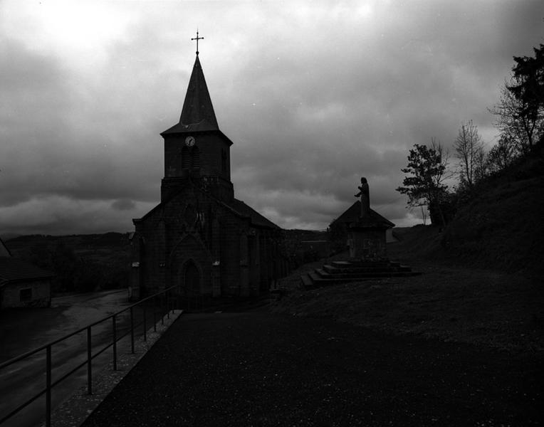 Vue générale de l'église, depuis l'ouest