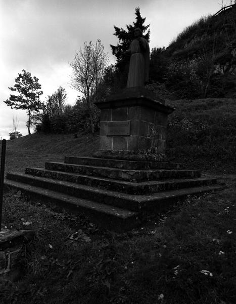 Vue du monument à saint Pierre à l'extérieur de l'église