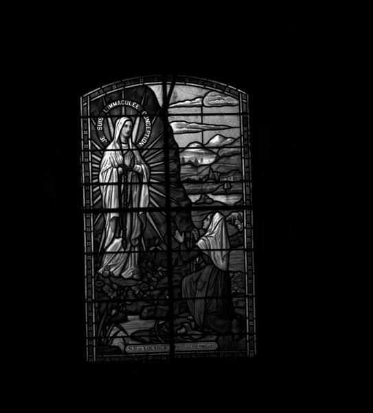 Vue générale de la baie n°5 : Apparition de Notre-Dame de Lourdes à sainte Bernadette