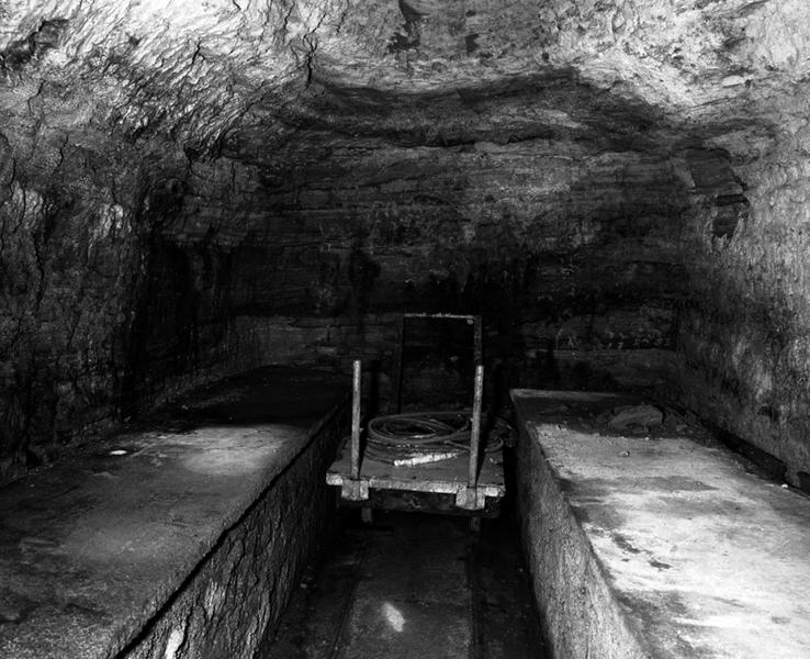 Fromageries Roussel de Laqueuille : vue de l'un des chariots sur rails servant au transport des fromages à l'intérieur des caves.