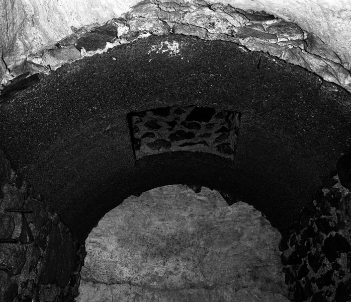 Fromageries Roussel de Laqueuille : vue de l'une des aérations aménagées dans les voûtes des caves.