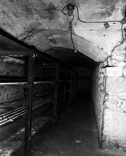 Fromageries Roussel de Laqueuille : vue de l'une des galeries voûtées et des claies à fromages.