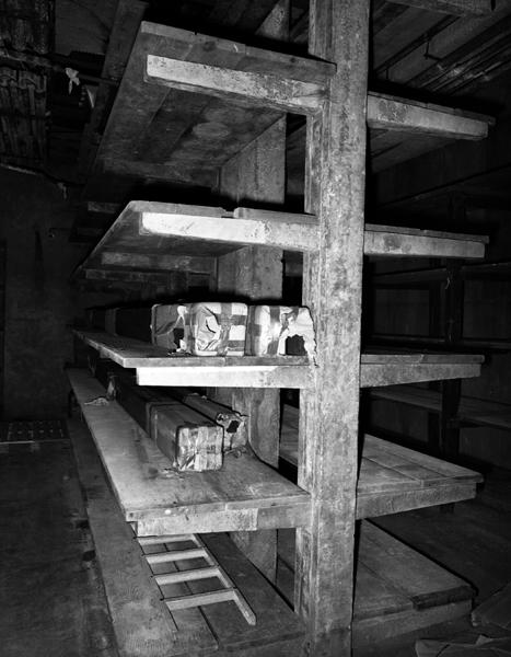 Fromageries Roussel de Laqueuille : vue de claies à fromages à structure porteuse en béton.