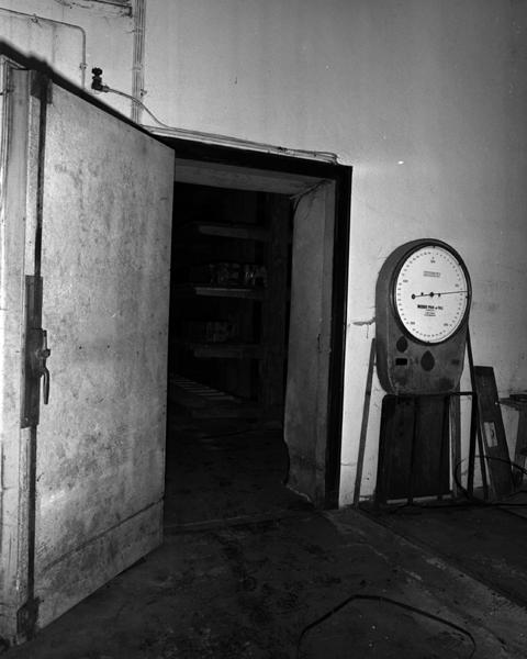Fromageries Roussel de Laqueuille : vue partielle de la salle de pesage des fromages.