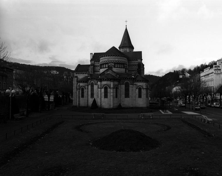 Vue générale du chevet de l'église, depuis l'est