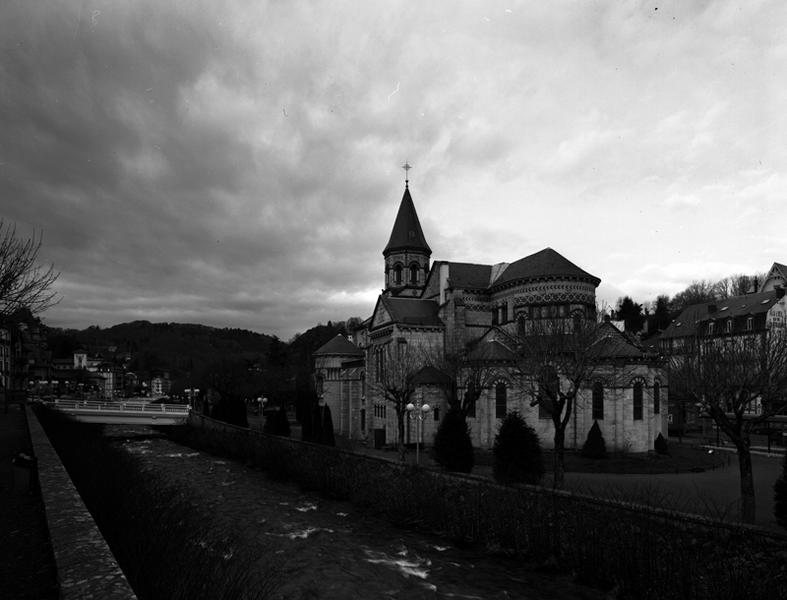 Vue générale du site de l'église en bordure de Dordogne, depuis le sud-est.