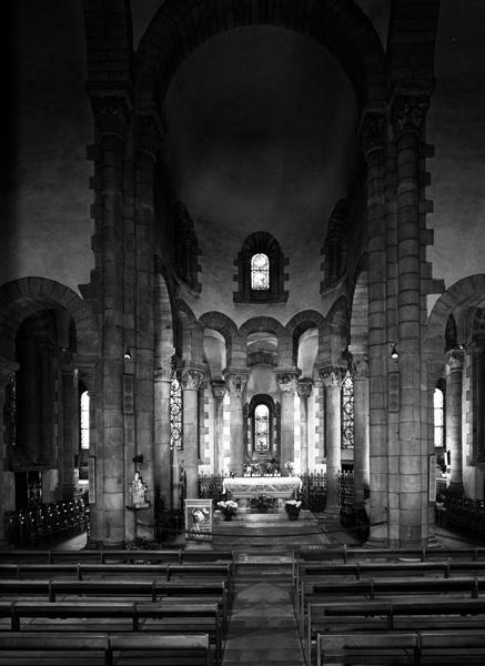 Vue générale du choeur et du déambulatoire depuis la nef