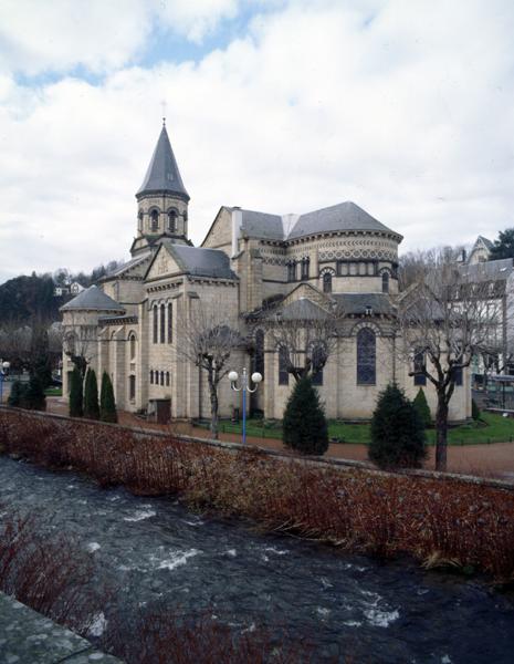 Vue générale du site de l'église en bordure de Dordogne, depuis le sud-est.