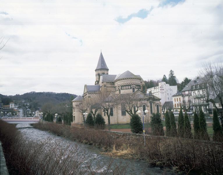 Vue générale du site de l'église en bordure de Dordogne, depuis le sud-est.