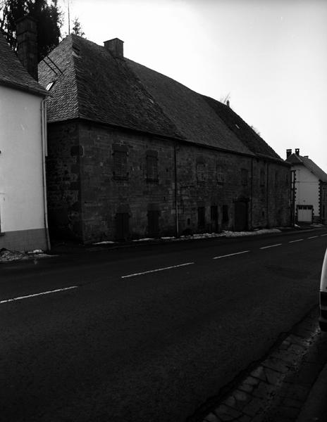 Vue de l'élévation principale sur rue de l'ancien relais de poste du village de Laqueuille.