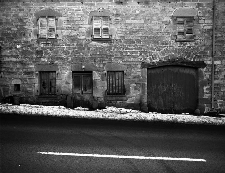 Détail d'ouvertures sur l'élévation principale de l'ancien relais de poste du village de Laqueuille.