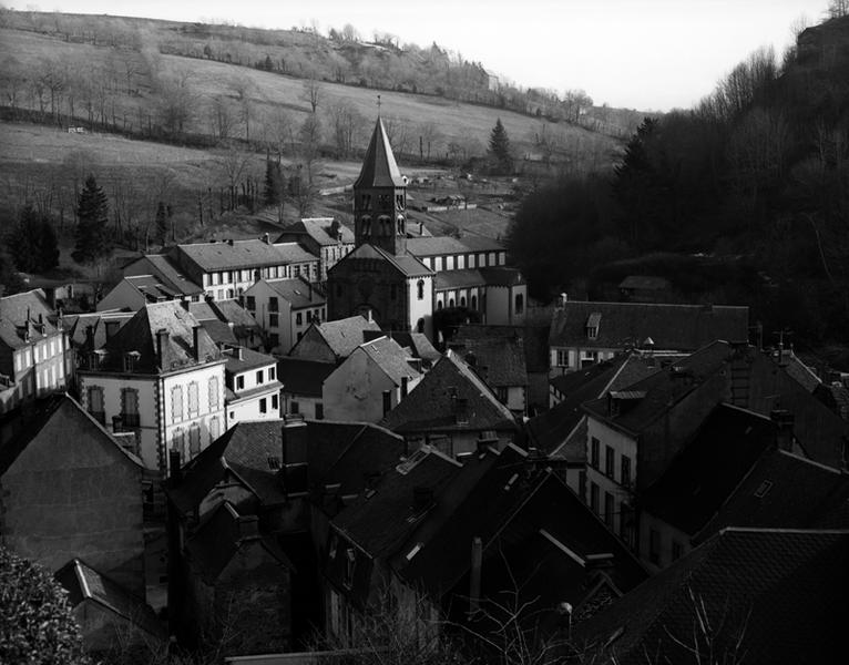 Vue du quartier de l'église à Rochefort-Montagne depuis le sud-ouest
