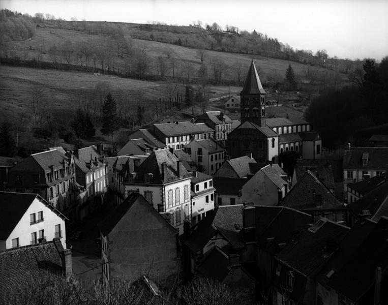 Vue du quartier de l'église à Rochefort-Montagne depuis le sud-ouest