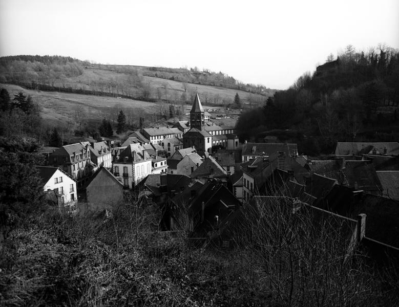 Vue générale de Rochefort-Montagne depuis le sud-ouest