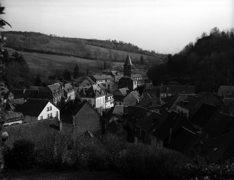 Vue générale de Rochefort-Montagne depuis le sud-ouest