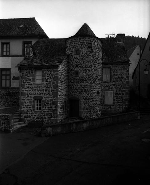 Maison du village d'Orcival à tour d'escalier