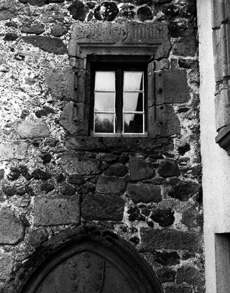 Vue d'une fenêtre de tour d'escalier, dans le village d'Orcival