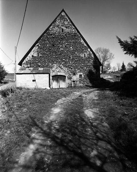 Vue de face du pignon ancien de la grange étable