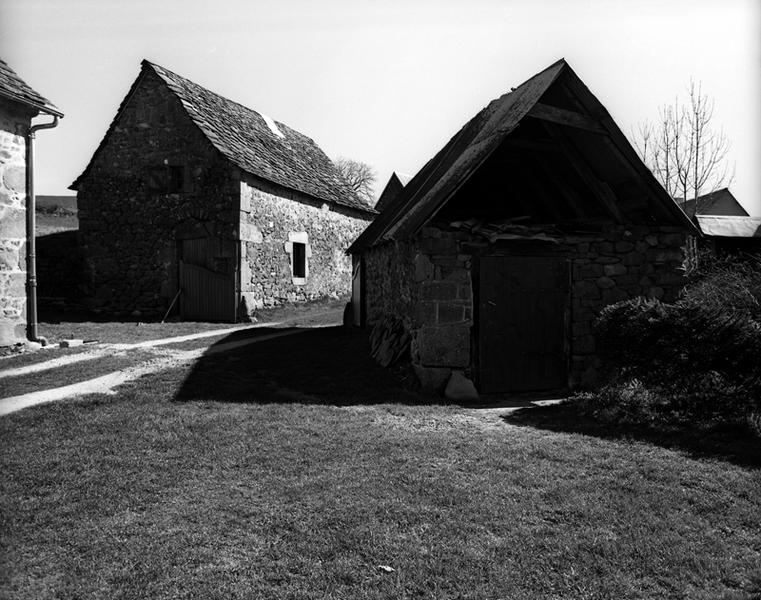 Vue des dépendances agricoles : à gauche, le four à pain doublé d'un logement, à droite, la porcherie.