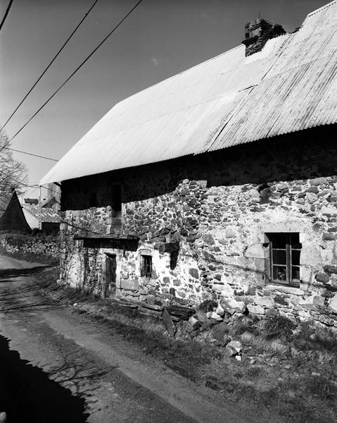 Vue générale de la façade principale de la maison. La reconstruction partielle du mur gouttereau se remarque dans le logis de droite.