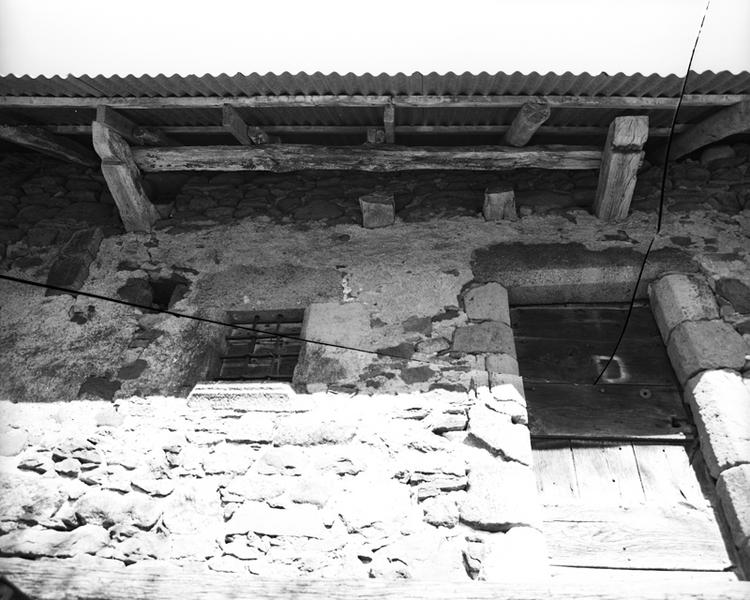 Vue de détail de la disposition de la charpente. Les poutres du plafond dépassent du mur gouttereau pour soutenir la pane inférieure de la charpente. La moulure décorative est un cas unique.