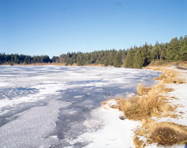 Vue d'hiver du lac de Servières, au sud-est de la commune
