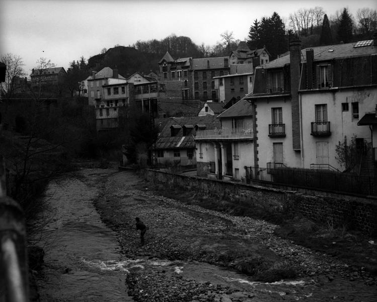Vue partielle des quartiers nord-ouest de la ville, depuis les bords de la Dordogne.