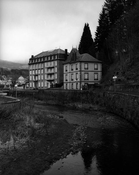 Vue d'ensemble de la maison dans le site (bâtiment de droite sur la photo).