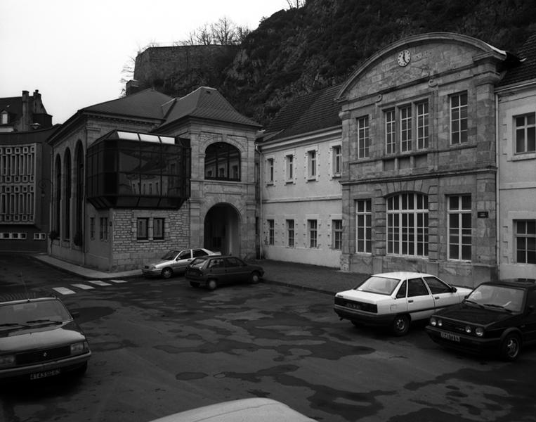 Vue générale des thermes Choussy depuis la place